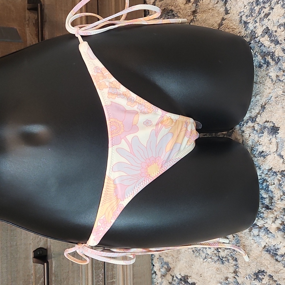 Light floral triangl bathing suit string bottom